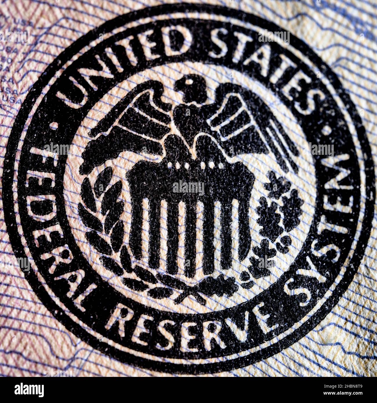 Das Federal Reserve System Siegel mit Säulen und einer Adler-Illustration auf der 50-Dollar-Banknote Stockfoto