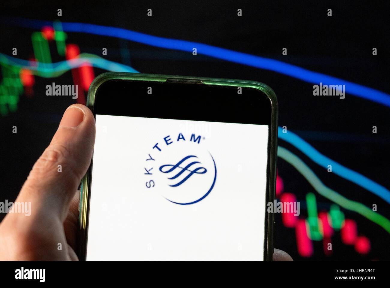 China. 4th Dez 2021. In dieser Abbildung ist das Sky Team-Logo der Airline-Allianz auf einem Smartphone mit einem Index der wirtschaftlichen Börse im Hintergrund zu sehen. (Bild: © Budrul Chukrut/SOPA Images via ZUMA Press Wire) Stockfoto