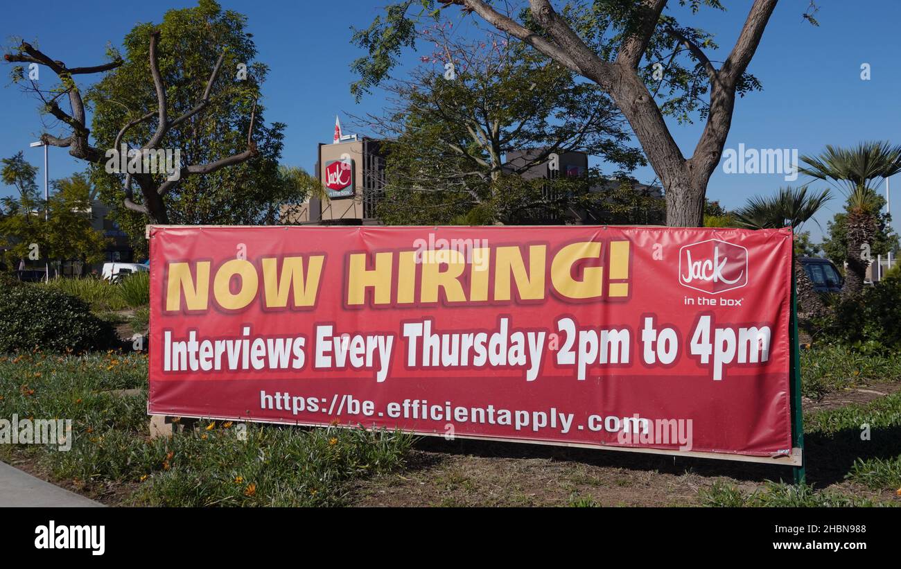 Das riesige Banner „Now Hiring“ vor einem Jack in the Box Store zeigt, dass es in der Restaurantbranche zu Arbeitskräftemangel kommt Stockfoto
