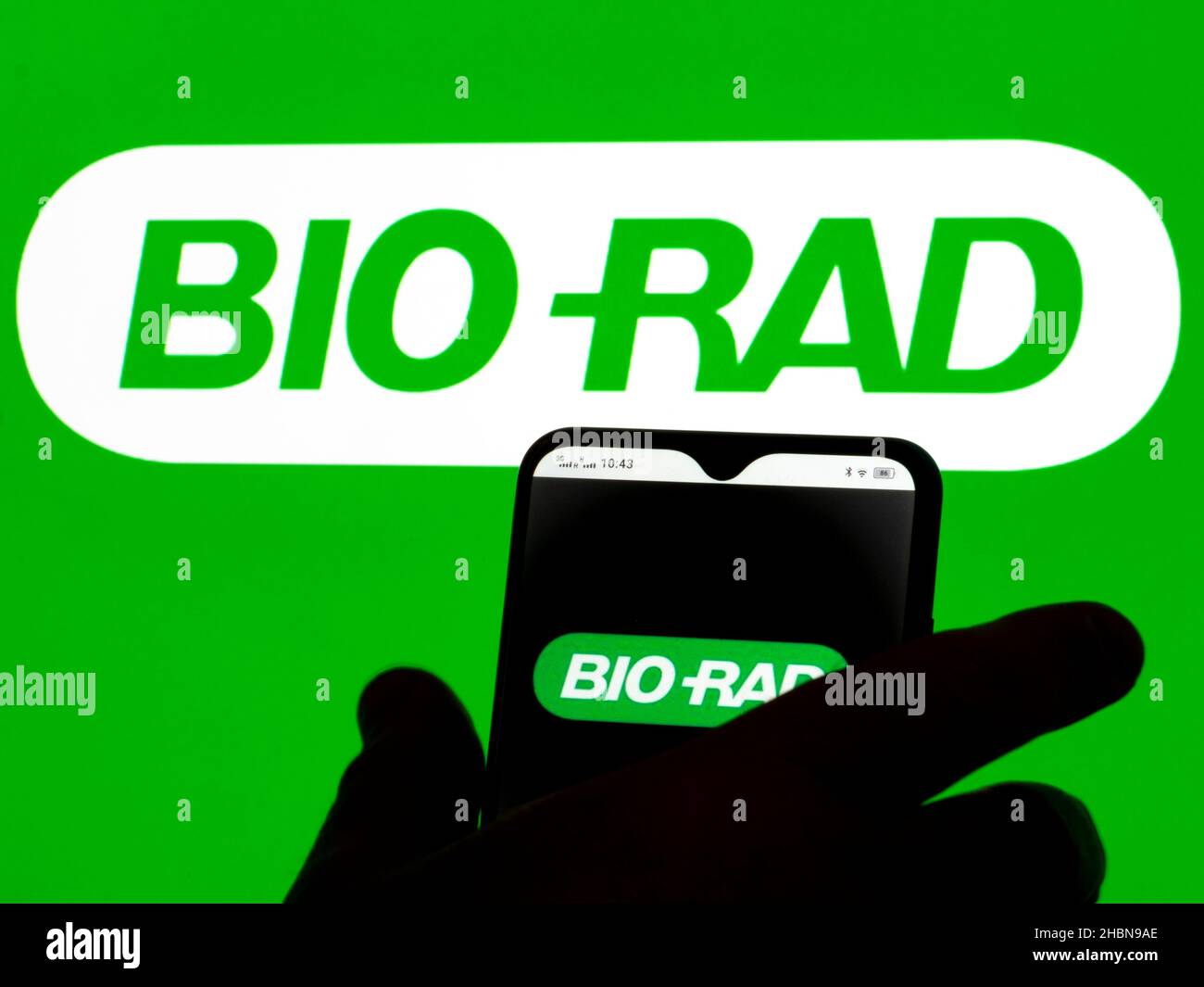 Ukraine. 20th Dez 2021. In dieser Abbildung sehen Sie das Logo von Bio-Rad Laboratories, Inc., das auf einem Smartphone und im Hintergrund zu sehen ist. (Bild: © Igor Golovniov/SOPA Images via ZUMA Press Wire) Stockfoto