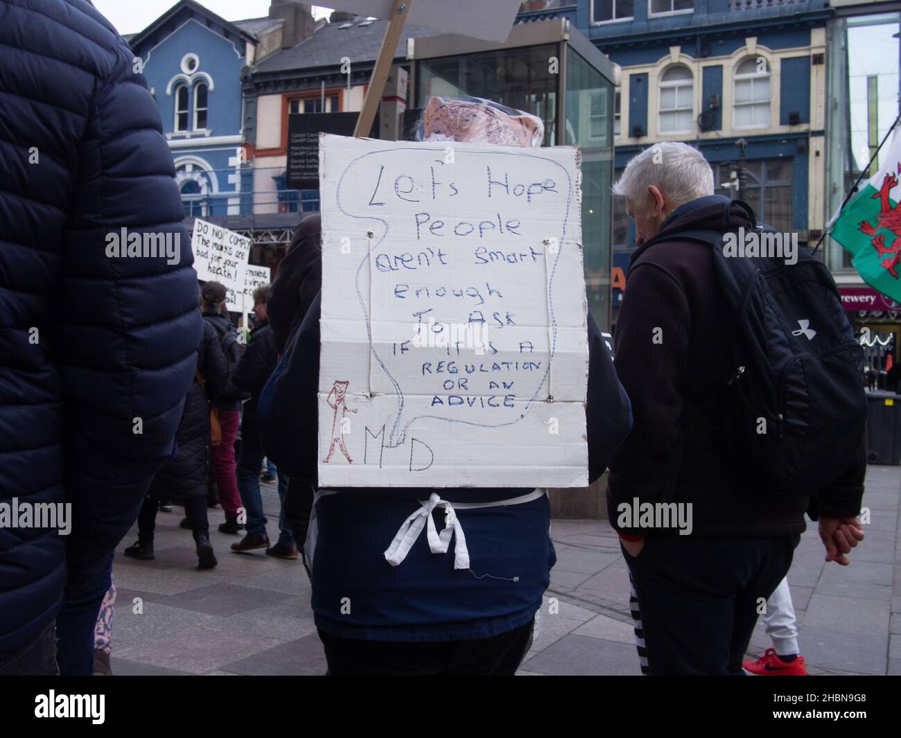 CARDIFF, VEREINIGTES KÖNIGREICH - 18. Dezember 2021: Demonstranten gegen COVID-Pässe und andere Themen im Zentrum von Cardiff. Vorführung zum BB Stockfoto
