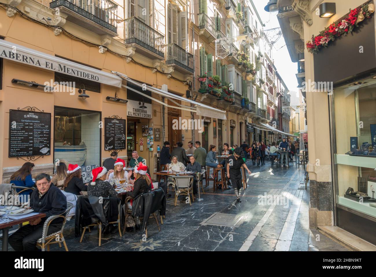 Malaga Spanien, belebte Terrasse mit Leuten, die während der Weihnachtszeit an einer Bar sitzen, Malaga, Andalusien, Spanien, Europa Stockfoto