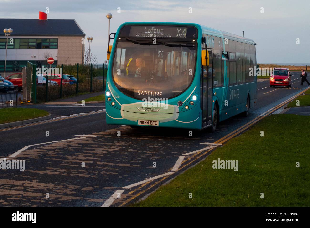 Ein Arriva-Bus, der in Redcar arbeitet, mit einer Covid-Sicherheitsmaske auf der Vorderseite Stockfoto