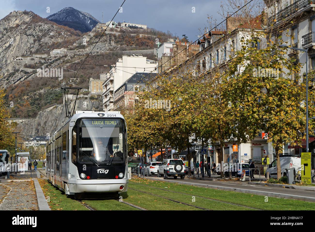 GRENOBLE, FRANKREICH, 3. Dezember 2021 : Straßenbahn auf Cours Jean Jaures. Die 8 km lange Straße ist die größte Allee in Grenoble, obwohl sie nicht über die verfügt Stockfoto