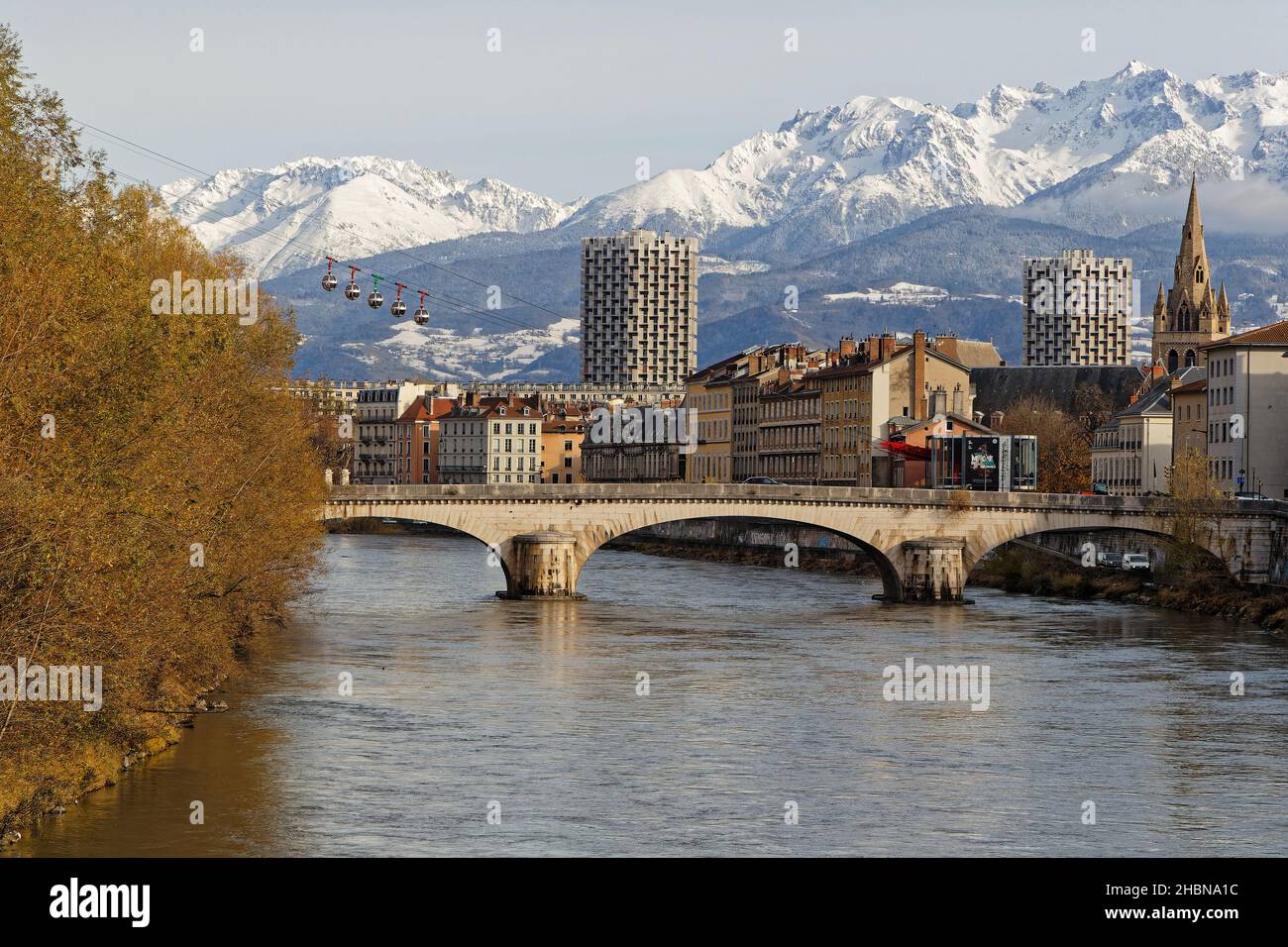 GRENOBLE, FRANKREICH, 3. Dezember 2021 : Les Bulles (französisch für: Bubbles), eine Seilbahn, die die Kais über den Fluss Isere mit der Bastille verbindet, sind nicht weit entfernt Stockfoto