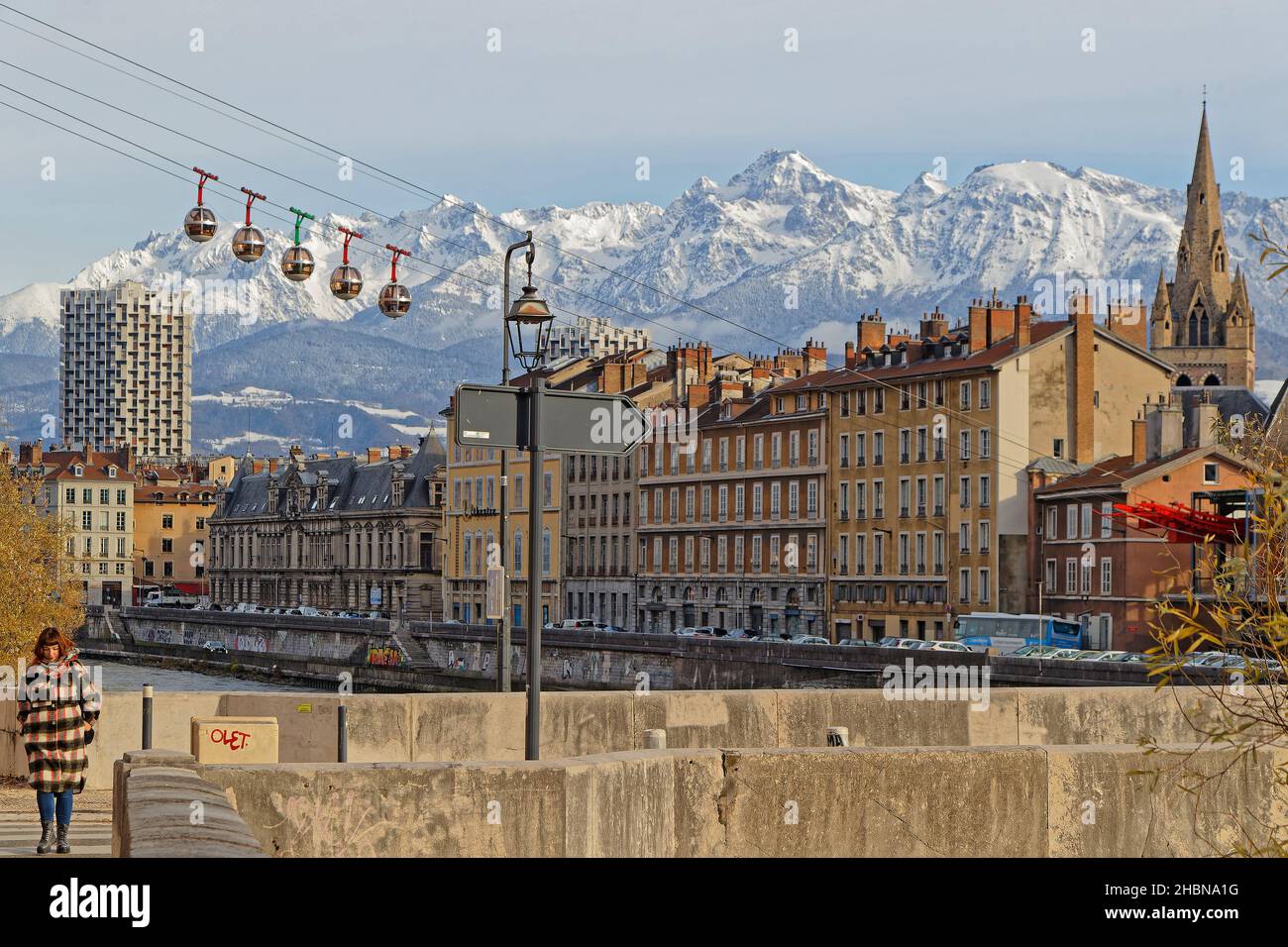GRENOBLE, FRANKREICH, 3. Dezember 2021 : Les Bulles (französisch für: Bubbles), eine Seilbahn, die die Kais über den Fluss Isere mit der Bastille verbindet, sind nicht weit entfernt Stockfoto