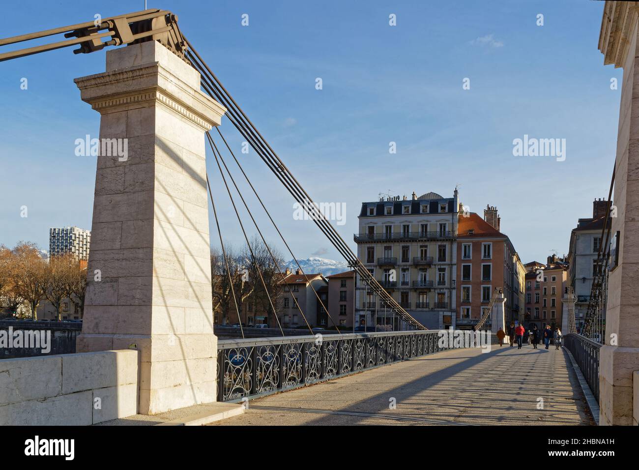 GRENOBLE, FRANKREICH, 3. Dezember 2021 : die Saint-Laurent-Fußgängerbrücke, die jetzt für Fußgänger reserviert ist, war die einzige Brücke in Grenoble bis zur Mitte der t Stockfoto