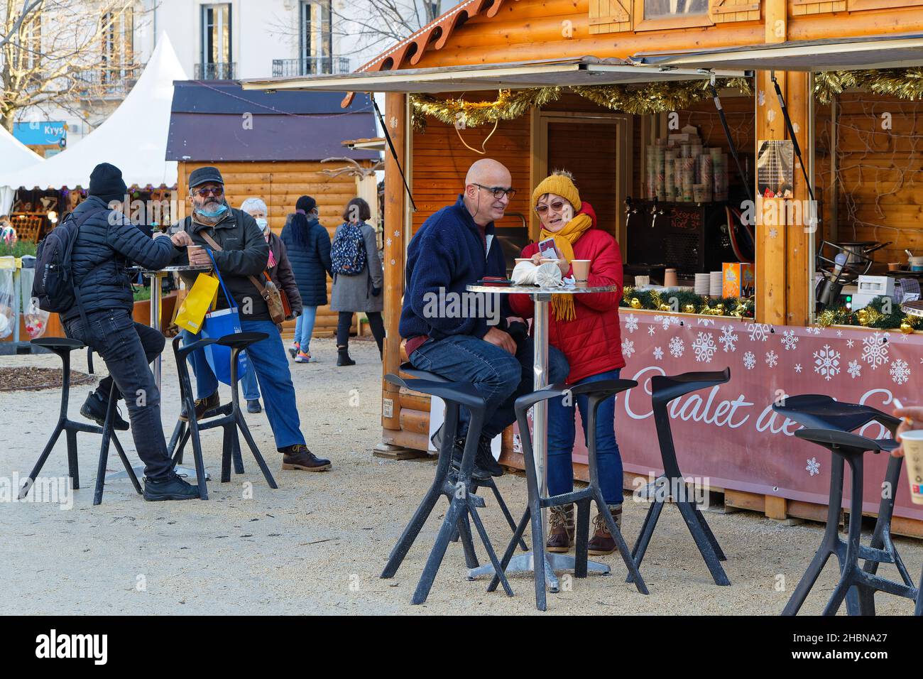 GRENOBLE, FRANKREICH, 3. Dezember 2021 : Weihnachtsmarkt kehrt zurück. Besucher finden die sanfte und magische Atmosphäre von Weihnachten und genießen einen freundlichen Moment. Stockfoto