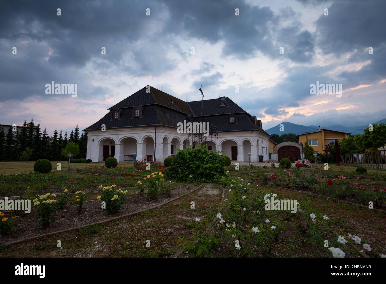 Historisches Herrenhaus in Kostany nad Turcom Dorf, Slowakei. Stockfoto