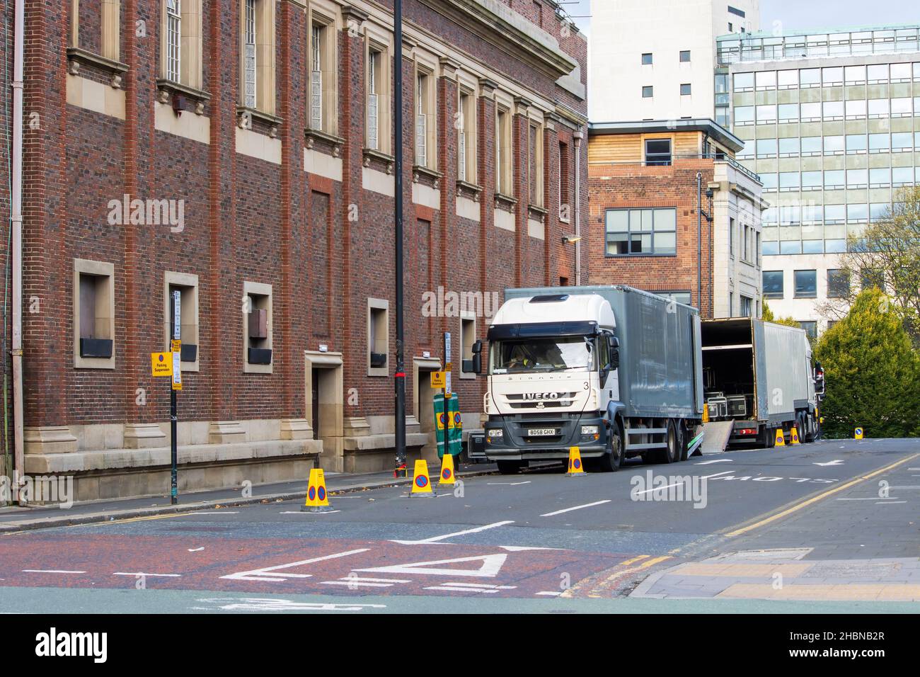 NEWCASTLE UPON TYNE, VEREINIGTES KÖNIGREICH - 06. Nov 2021: Newcastle, Vereinigtes Königreich - 6th 2021. November: Die Straßenbesatzung entlädt Lastwagen am Bühneneingang des O2 City Hal Stockfoto