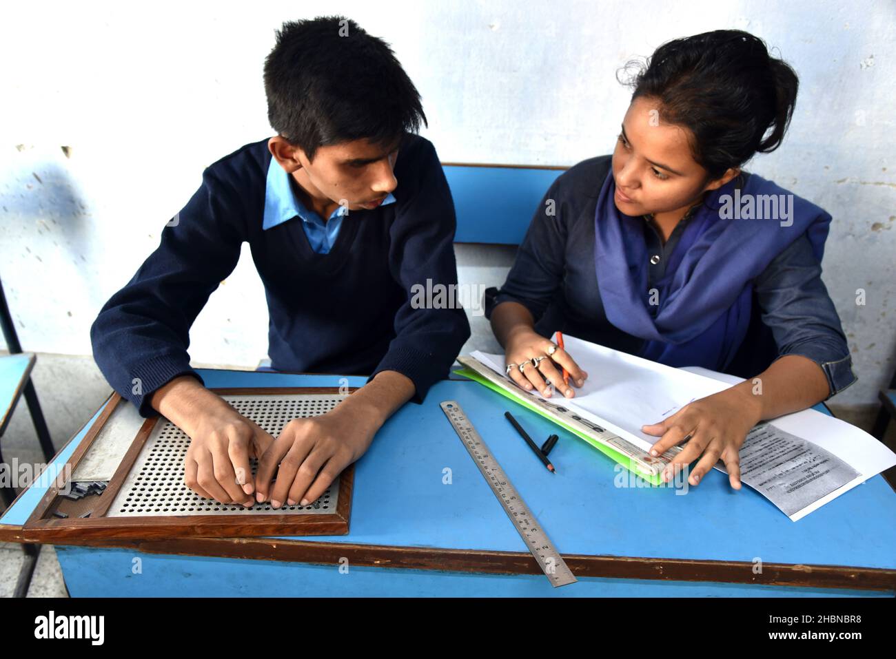 Schüler lernen an der Louis Braille Memorial School in Makhla in Hooghly, Westbengalen. Die Schule bietet Dienstleistungen für Menschen aller Kategorien von Behinderungen, insbesondere für Blinde. In simulierten industriellen Umgebungen werden für Behinderte professionelle Schulungen angeboten. Indien. Stockfoto