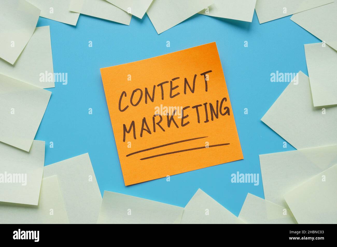Content-Marketing und viele Memosticks. Stockfoto