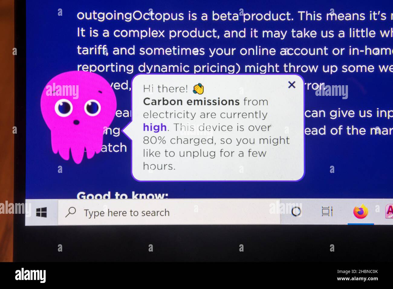 Die Octopus Energy Website zeigt eine Popup-Warnung an, wenn sie auf einem geladenen Gerät, das an das Stromnetz angeschlossen ist, ausgeführt wird. Schlagen Sie vor, die Verstopfung zu entfernen, um die CO2-Emissionen zu reduzieren Stockfoto