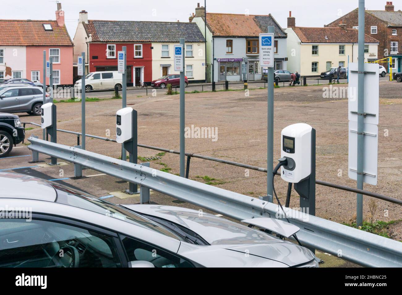 Ein Nissan-Elektroauto, das an öffentlichen Ladestationen in Wells-next-the-Sea an der nördlichen Norfolk-Küste lädt. Stockfoto