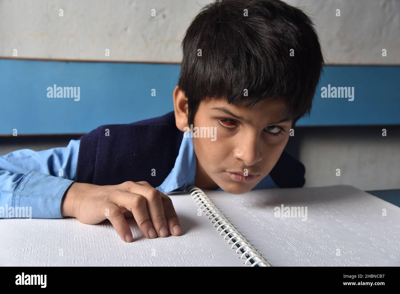 Schüler lernen an der Louis Braille Memorial School in Makhla in Hooghly, Westbengalen. Die Schule bietet Dienstleistungen für Menschen aller Kategorien von Behinderungen, insbesondere für Blinde. In simulierten industriellen Umgebungen werden für Behinderte professionelle Schulungen angeboten. Indien. Stockfoto