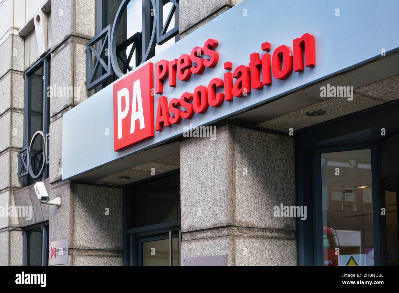 London, Großbritannien - 02. Februar 2019: Rot-weißes Logo auf den Büros der Press Association (derzeit PA Media) in Victoria. Es sind britische Multimedia-Nachrichten Stockfoto