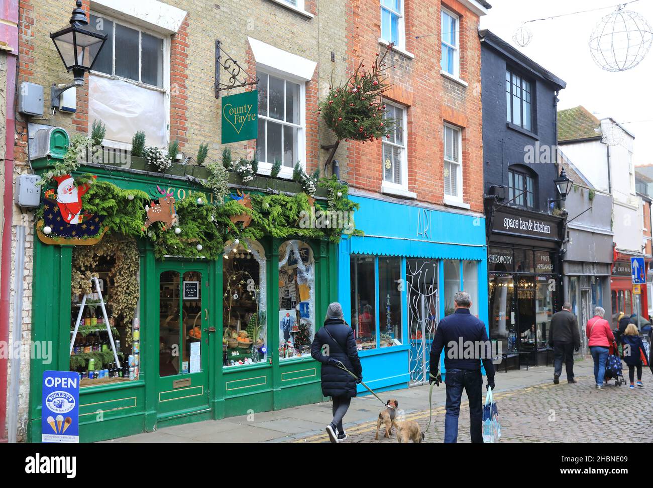 Hohe Straßen sind bis Weihnachten ruhig, da Covid Omicron-Varianten die Menschen zu Hause halten, hier Folkestones Old High Street im Creative Quarter, in Kent, Großbritannien Stockfoto
