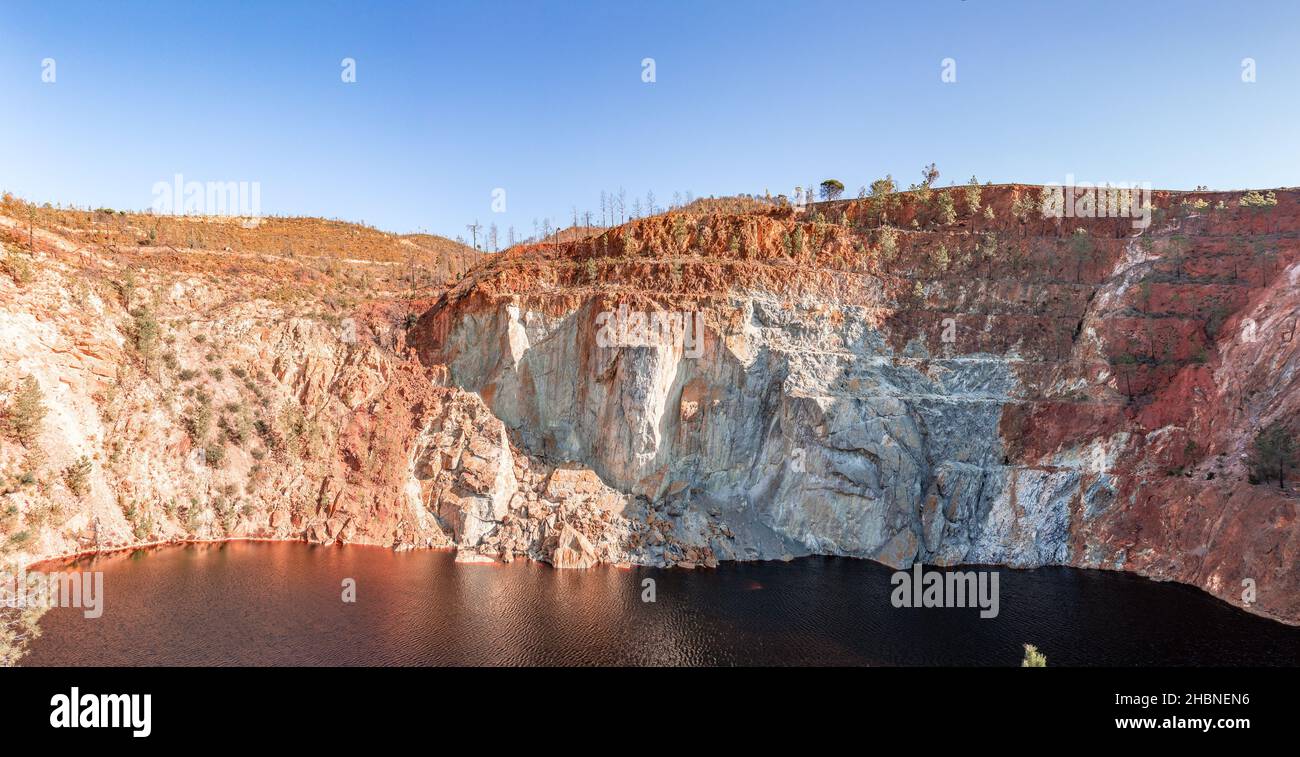 Panorama der Tagebaugrube Peña del Hierro. Tiefaushub von Pyrit und Gewinnung von Mineralien aus Kupfer und Gold in der Gemeinde Nerva, Huelva, A Stockfoto