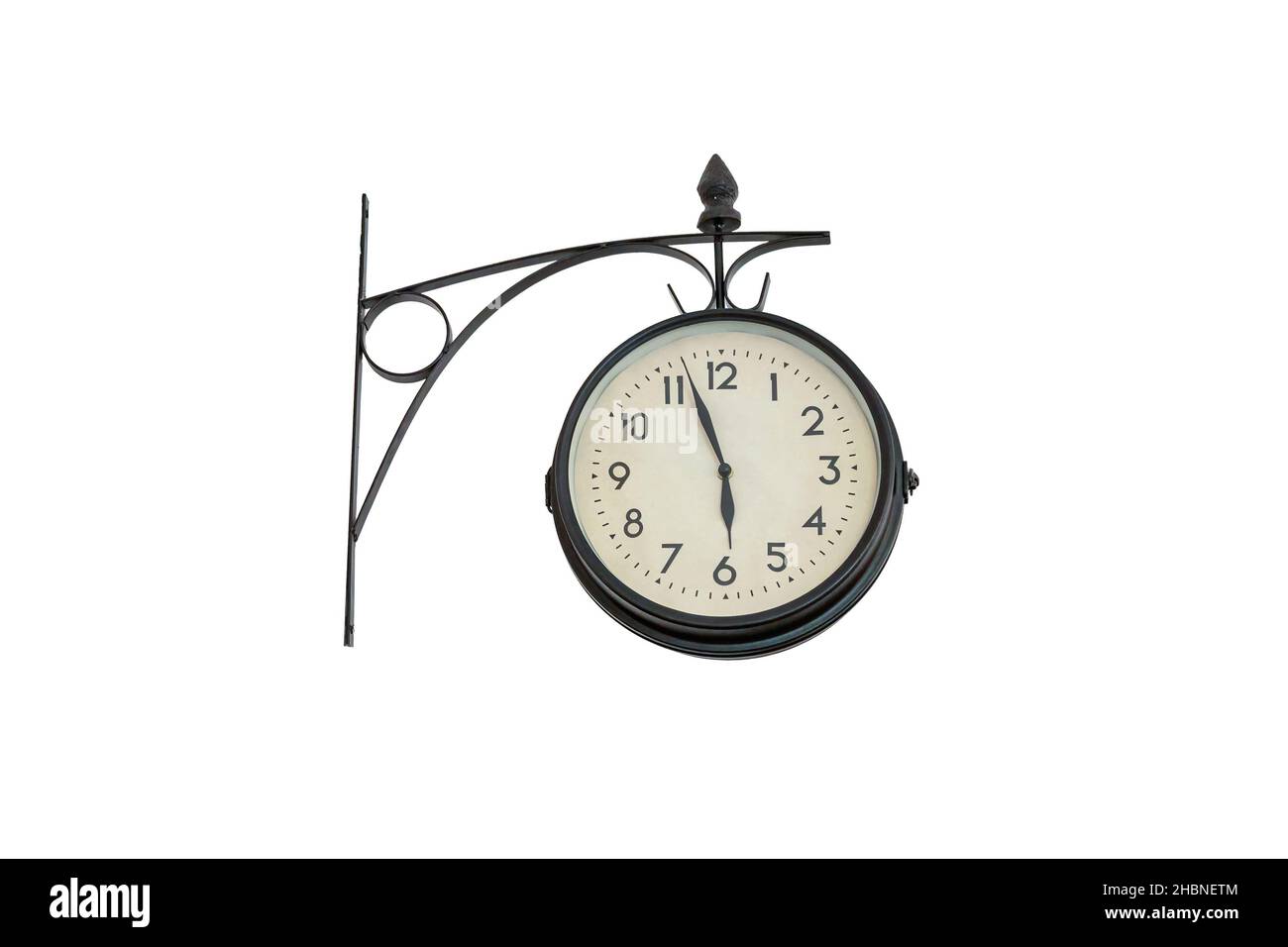 Alte Wanduhr über einer weißen Wand isoliert auf weißem Hintergrund Stockfoto