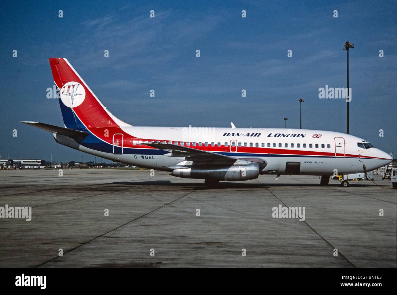 Ein Dan Air Boeing 737-200-Flugzeug, Registrierung G-WGEL, am Flughafen London Gatwick im Jahr 1989. Stockfoto