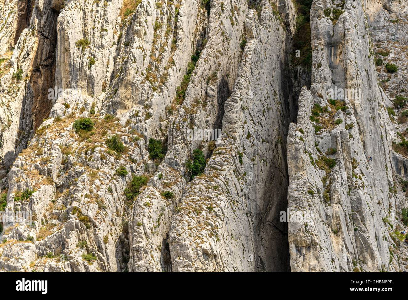 Der Rocher de La Baume oberhalb der Durance bei Sisteron in der Provence. Klettern lernen. Stockfoto