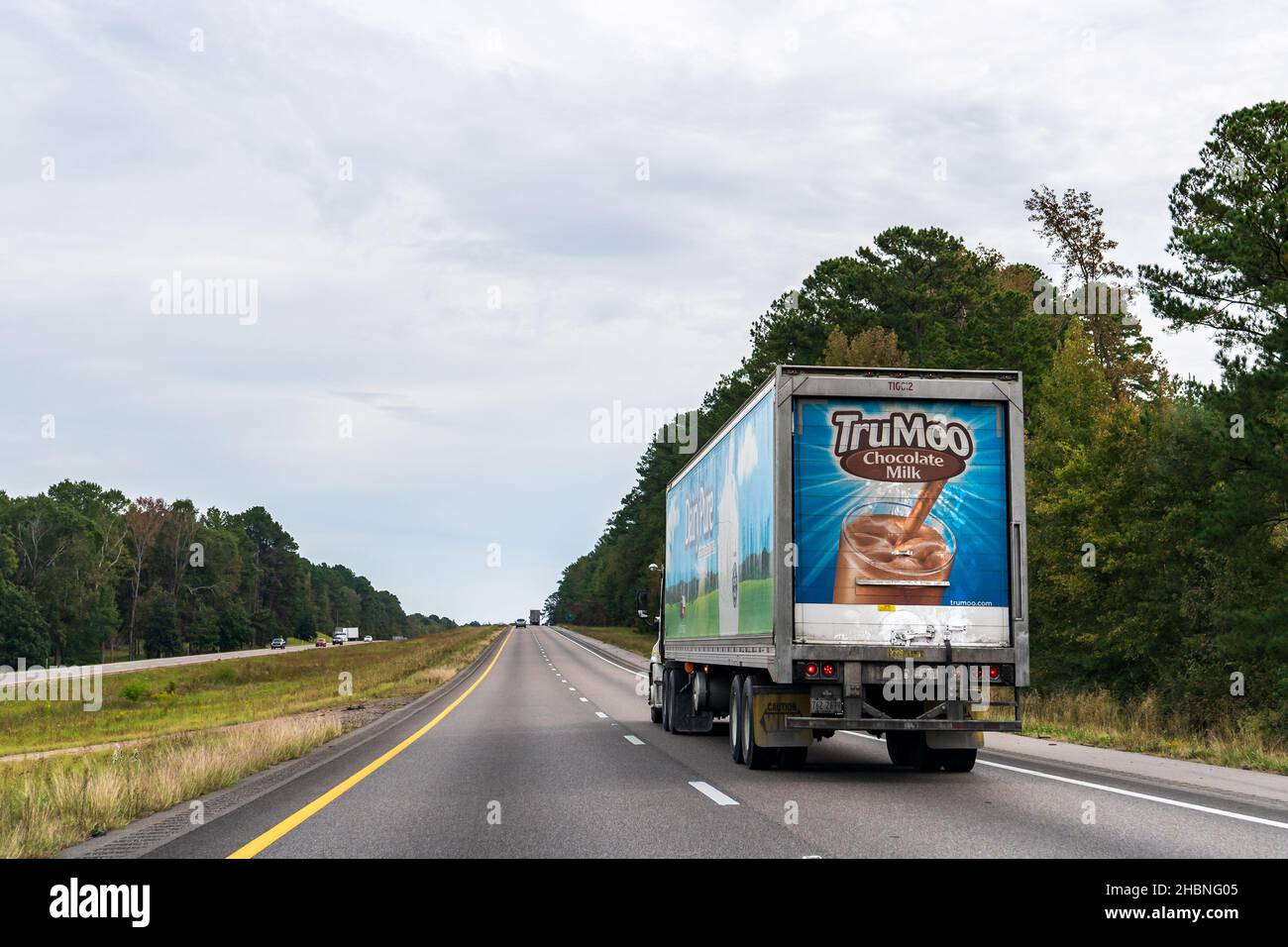 Toomsuba, MS - 24. Oktober 2021: TruMoo Chocolate Milk Truck auf der Route I-20. TruMoo Schokoladenmilch wird ohne GVO-Inhaltsstoffe hergestellt. Stockfoto