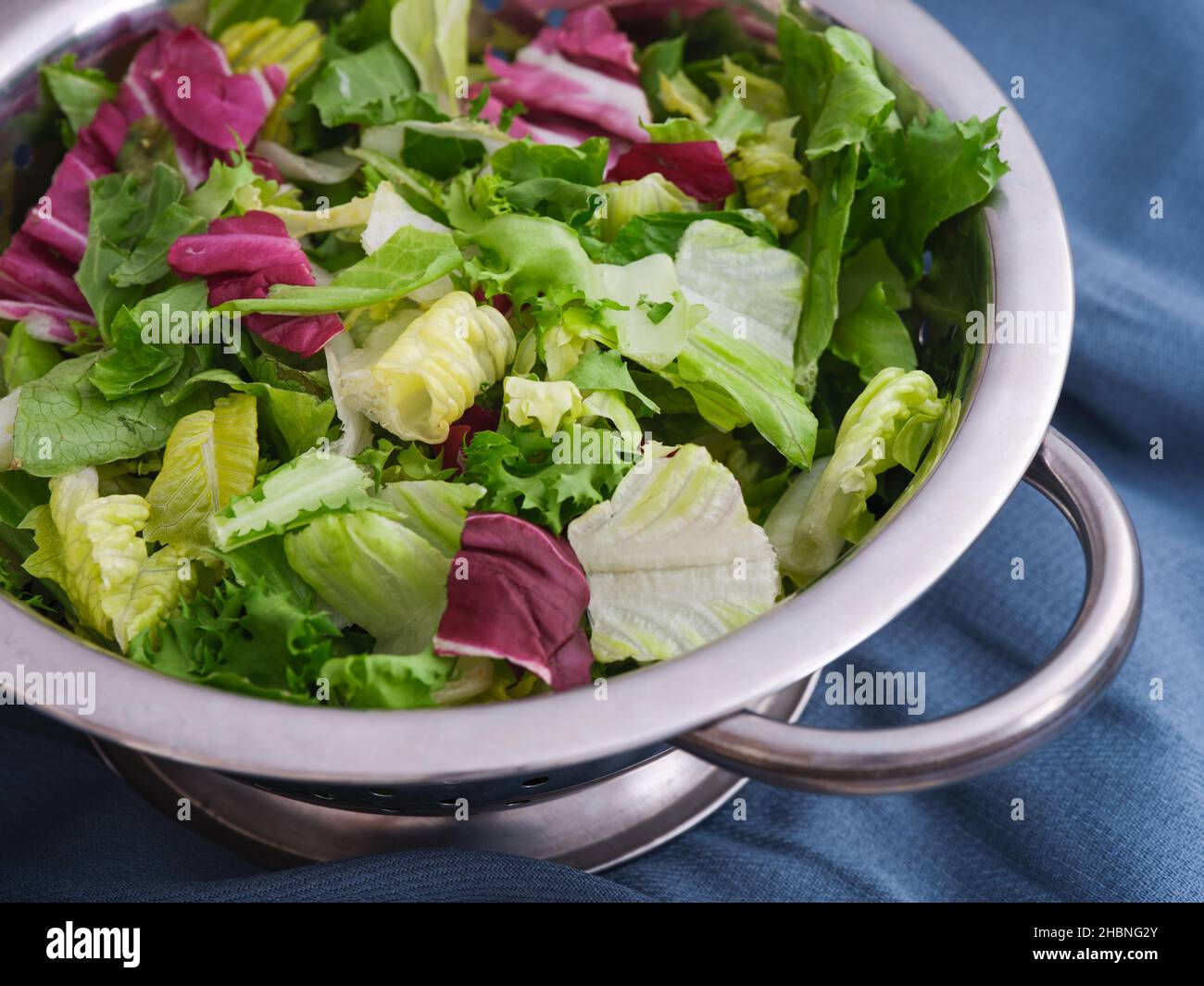 Salate von Romano, Radicchio und Frisee in einer Schüssel gemischt. Nahaufnahme. Stockfoto