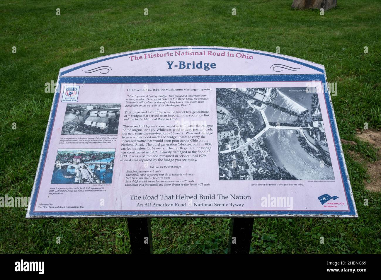 Zanesville, OH - 8. September 2021: Dieses Zeichen beschreibt die Geschichte der Y-Brücke am Zusammenfluss der Flüsse Lecking und Muskingum. Stockfoto