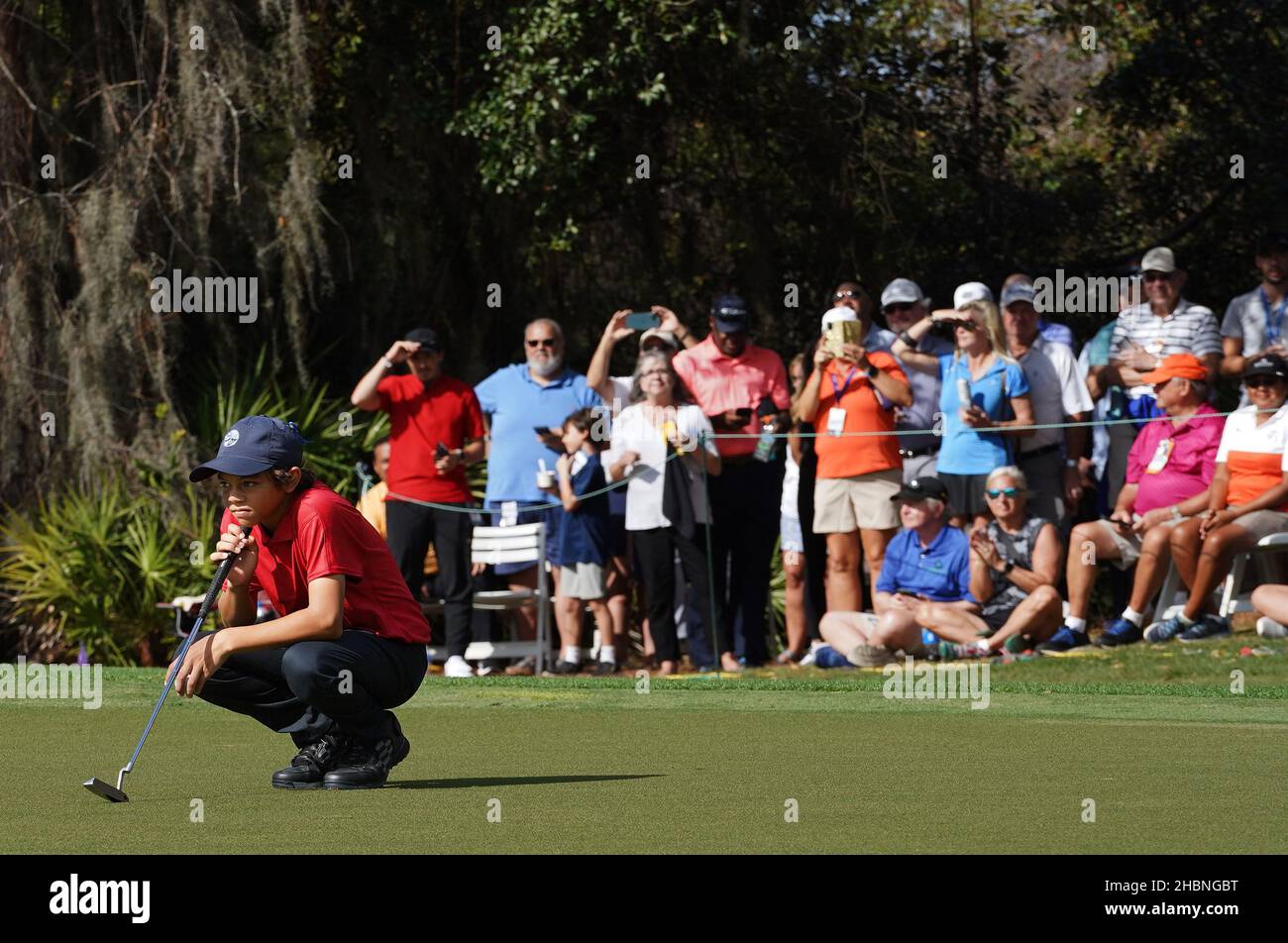 Orlando, Usa. 19th Dez 2021. Charlie Woods blickt während der letzten Runde der PNC Championship im Ritz-Carlton Golf Club Grande Lakes in Orlando über einen Schuss auf das neunte Loch. Tiger und Charlie haben am Sonntag einen Turnierrekord mit 11 aufeinanderfolgenden Birdies aufgestellt, einen 15-unter-Par-Rekord von 57 geschossen und den zweiten Platz im 36-Loch-Turnier erreicht. (Foto von Paul Hennessy/SOPA Images/Sipa USA) Quelle: SIPA USA/Alamy Live News Stockfoto