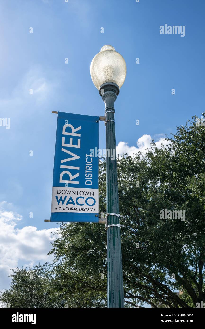 Waco, Texas - 21. Oktober 2021: Banner auf einem Laternenpfosten für den Downtown Waco Cultural River District. Stockfoto