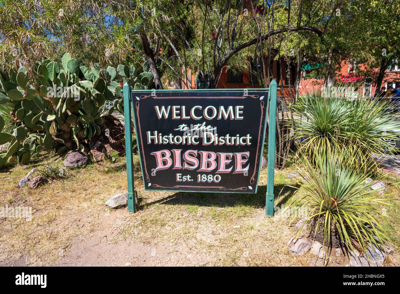 Bisbee, AZ - 10. Oktober 2021: Willkommen im historischen Viertel Bisbee, Arizona Est. 1880 Zeichen in der historischen Kupferbergbaustadt Cochise County. Stockfoto