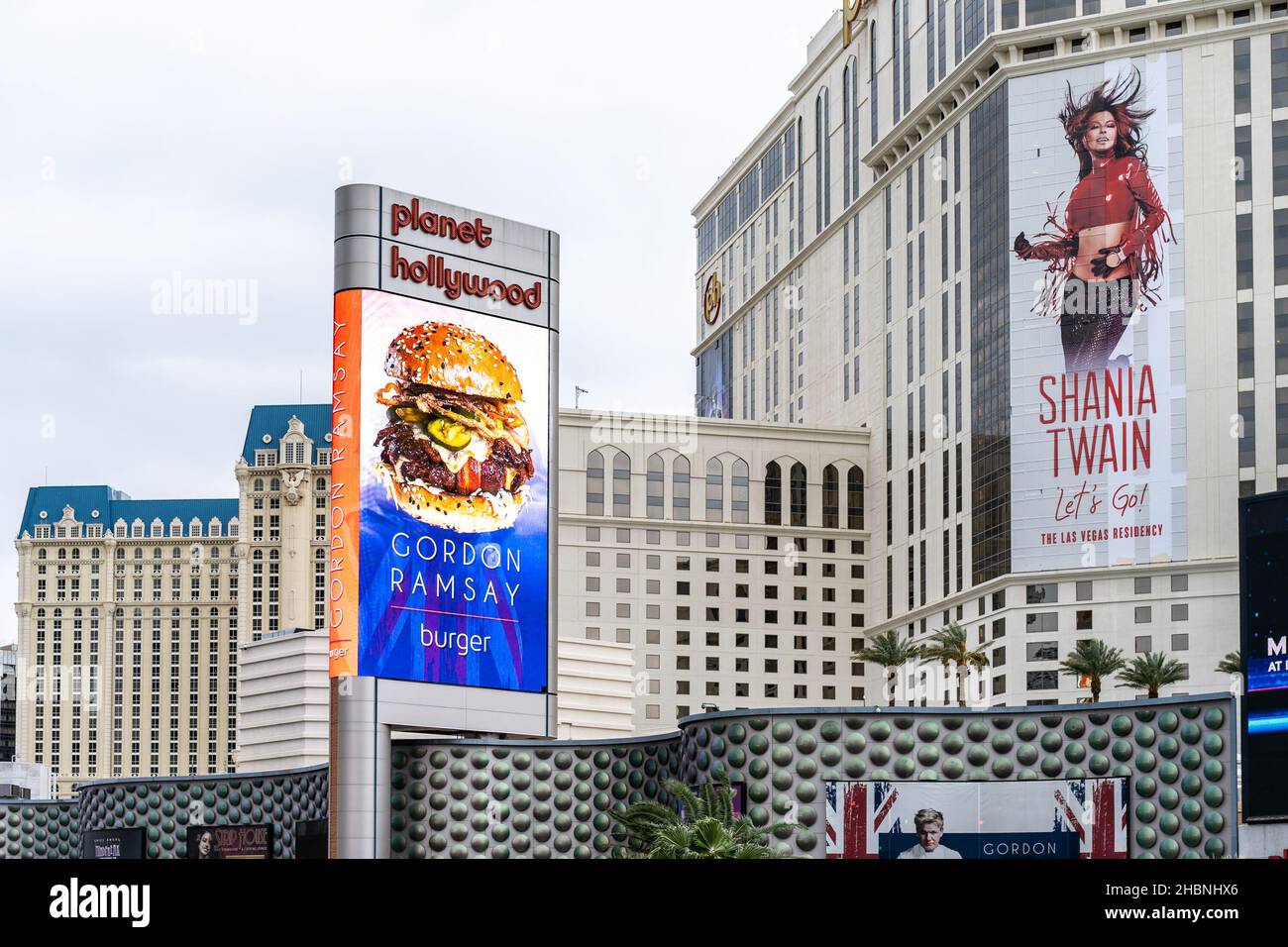 Las Vegas, NV - 14. Dez 2021: Planet Hollywood Gebäude mit Schildern für die Shania Twain Show im Zappos! Theater und Gordon Ramsay Burger Restaurant Stockfoto