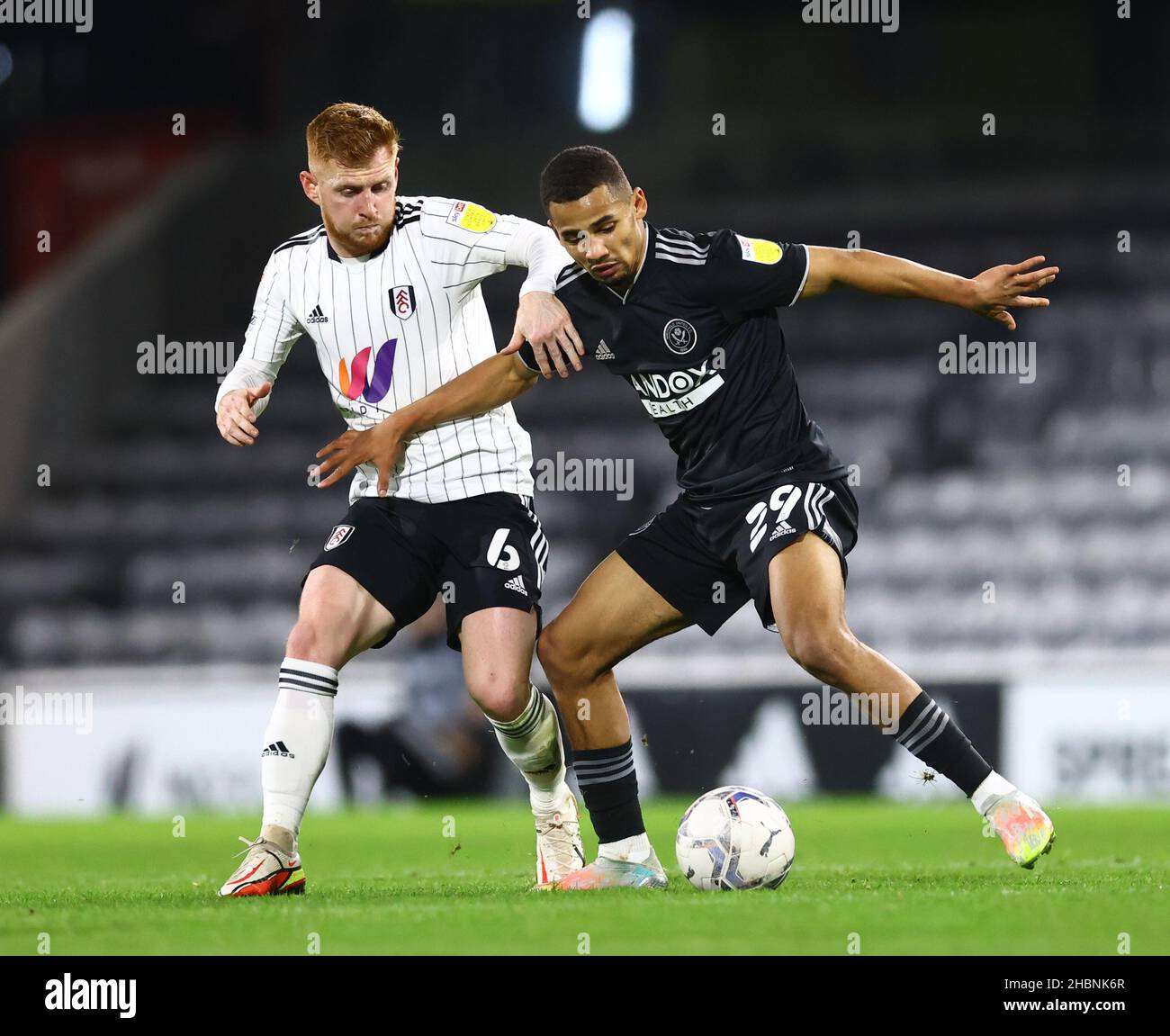 London, Großbritannien. 20th Dez 2021. Harrison Reed von Fulham wurde vom Lliman Ndiaye von Sheffield Utd während des Sky Bet Championship-Spiels im Craven Cottage, London, gehalten. Bildnachweis sollte lauten: David Klein/Sportimage Kredit: Sportimage/Alamy Live News Stockfoto