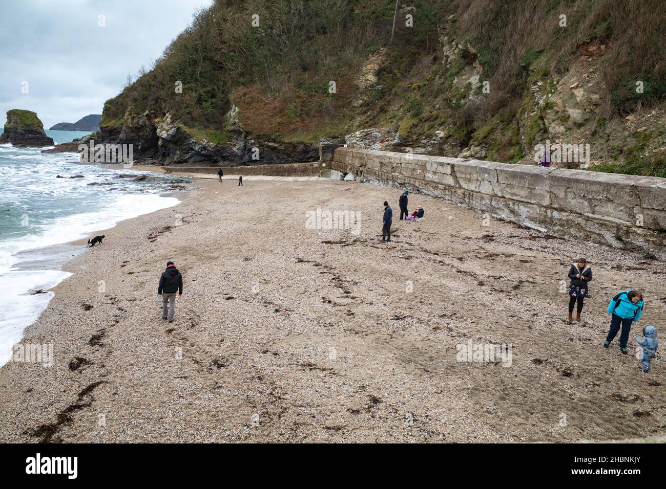 Menschen am Strand in Charlestown, Cornwall, großbritannien Stockfoto