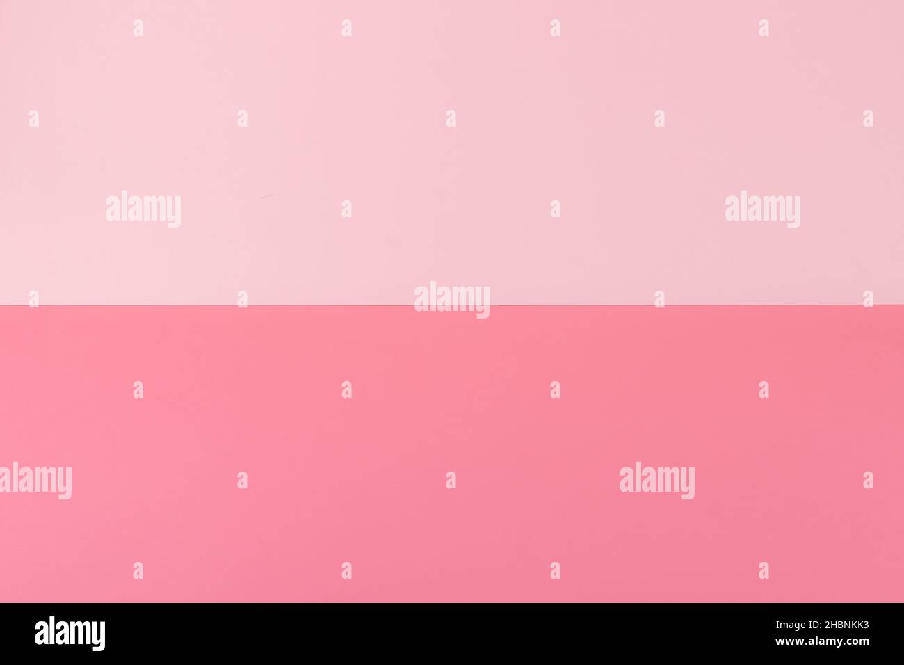 Gestreifter Papierhintergrund, weicher rosa Karton, minimalistisches Design, leere Vorlage, Tapete in trendigen Pastellfarben. Glatte Oberfläche, Textur Stockfoto
