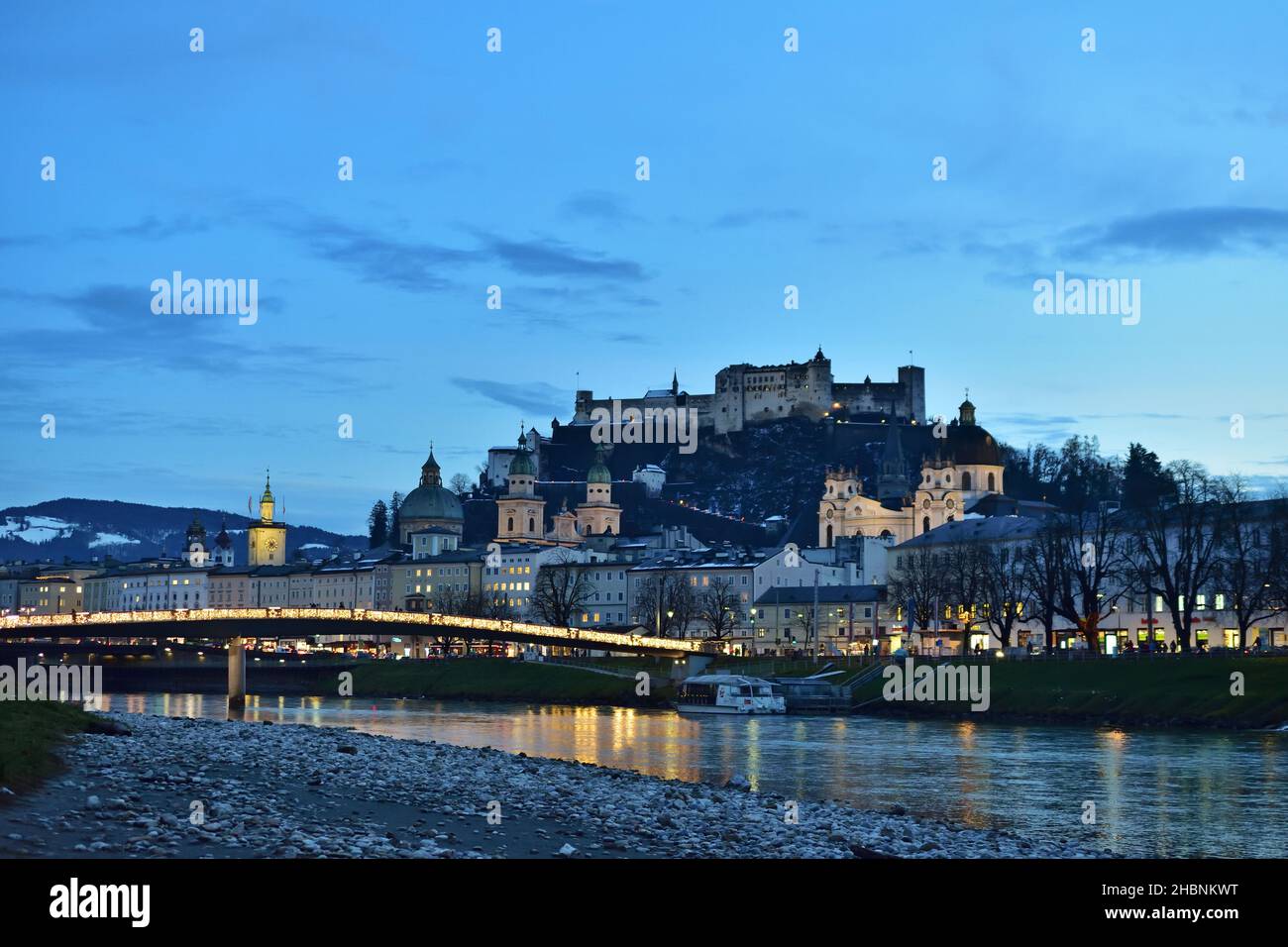 Festung von Salzburg und der Stadt an einem Winterabend Stockfoto