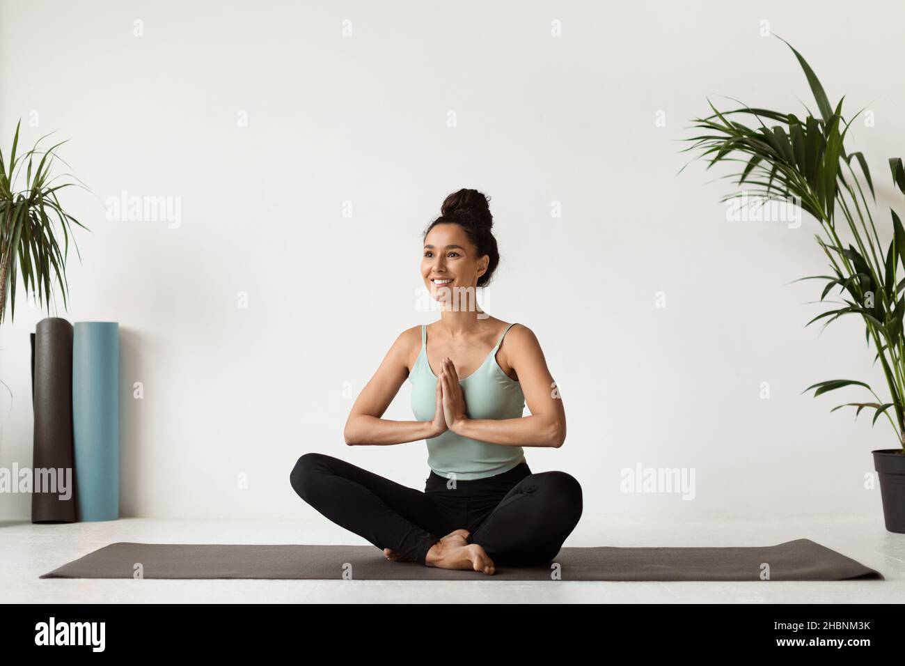 Yoga-Sitzung. Junge Schöne Weibliche Meditation Auf Fitness-Matte Im Studio Stockfoto