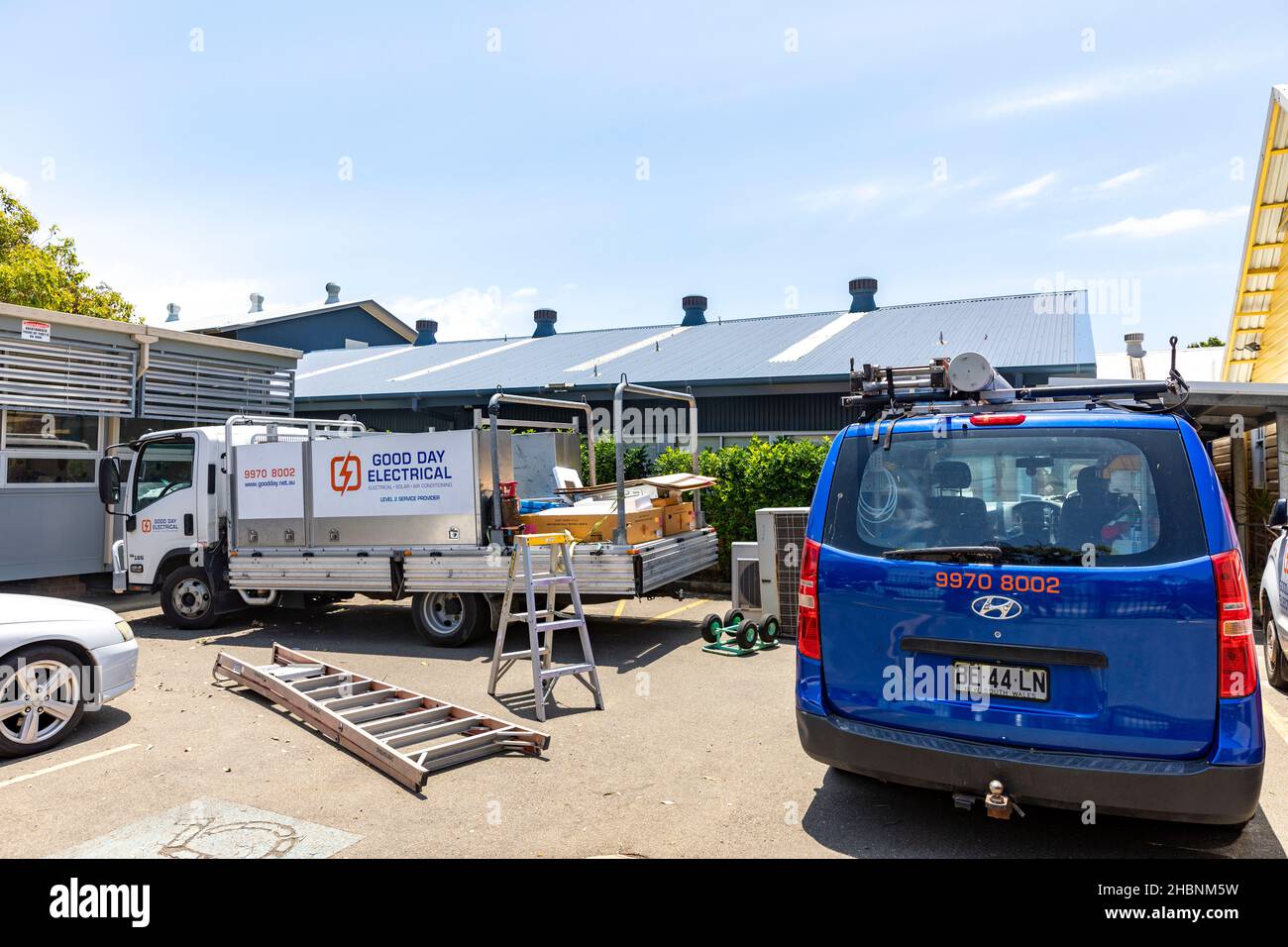 Freak ström an den nördlichen Stränden Sydneys im Dezember 2021 wurden Stromleitungen heruntergefahren, Elektriker an der narrabeen-Schule, um Stromkabel zu reparieren Stockfoto