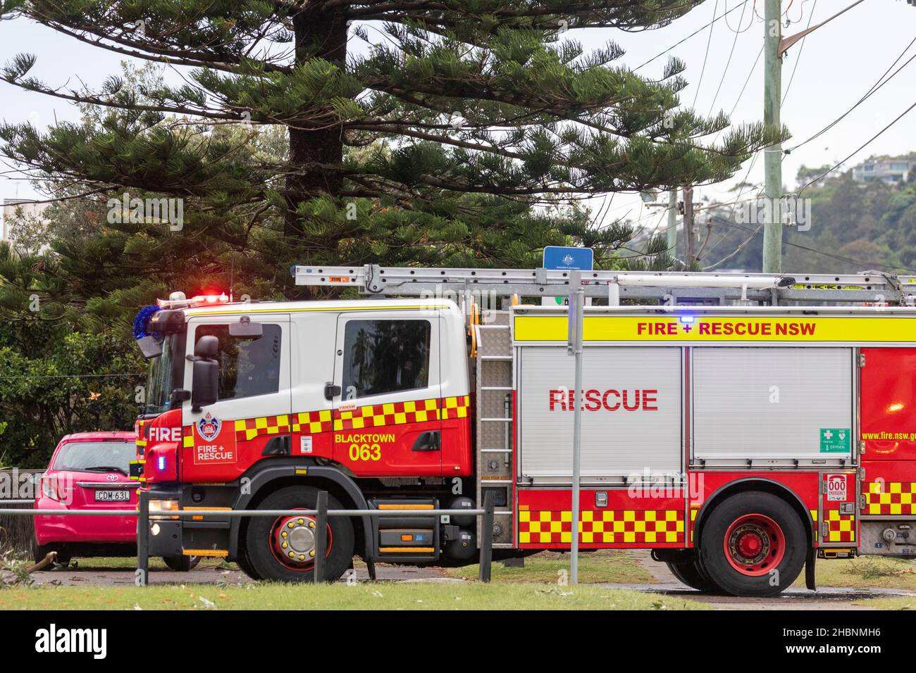 NSW Fire Brigade mit Weihnachtsschmuck auf dem Feuerwehrauto reagieren auf freak Stürme in Narrabeen an den nördlichen Stränden von Sydney, NSW, Australien Stockfoto