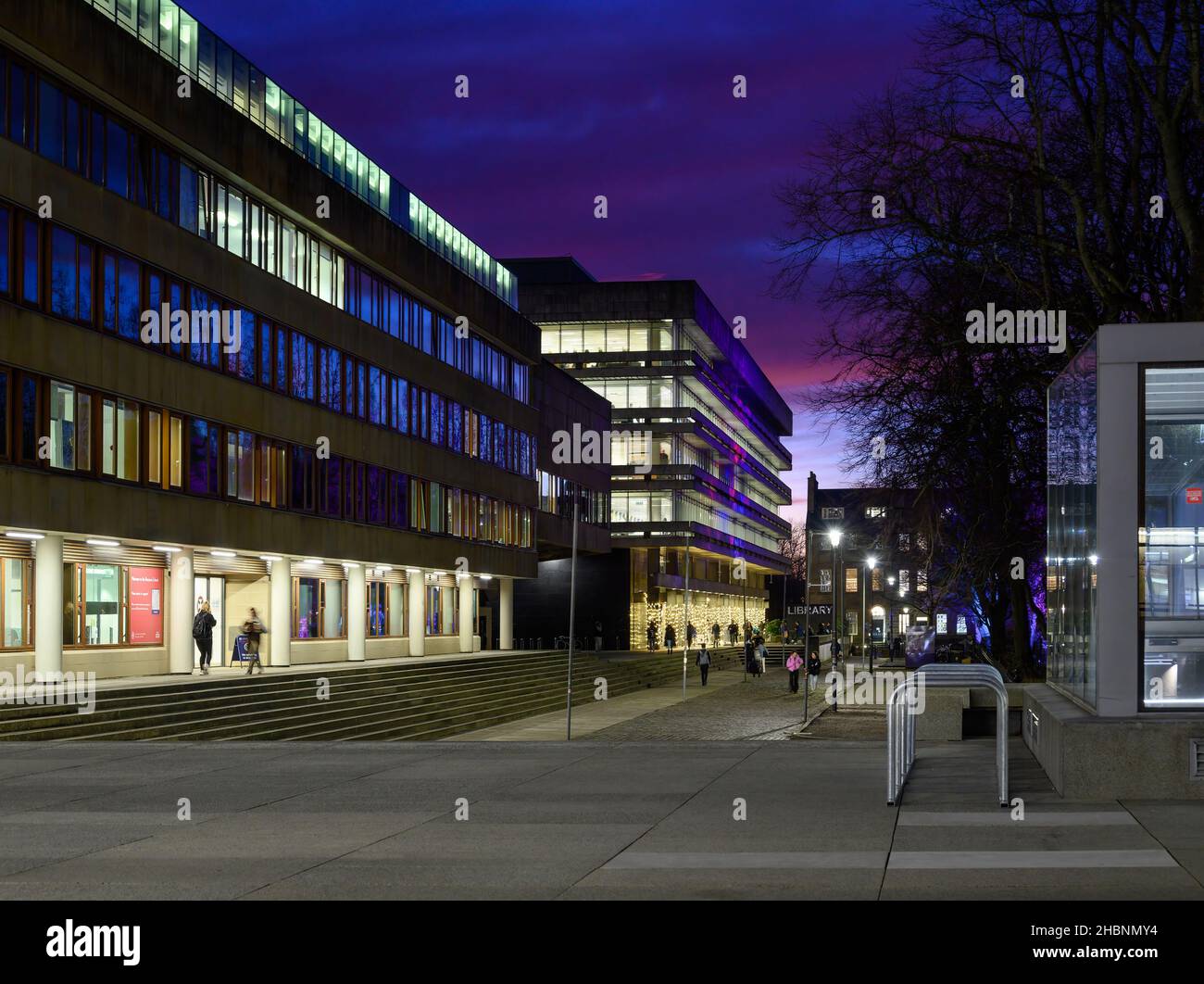 Edinburgh, Schottland, Großbritannien - Hauptbibliothek von Basil Spence, Ferguson, Glover (Renovierung durch Lewis & Hickey) in der Abenddämmerung Stockfoto