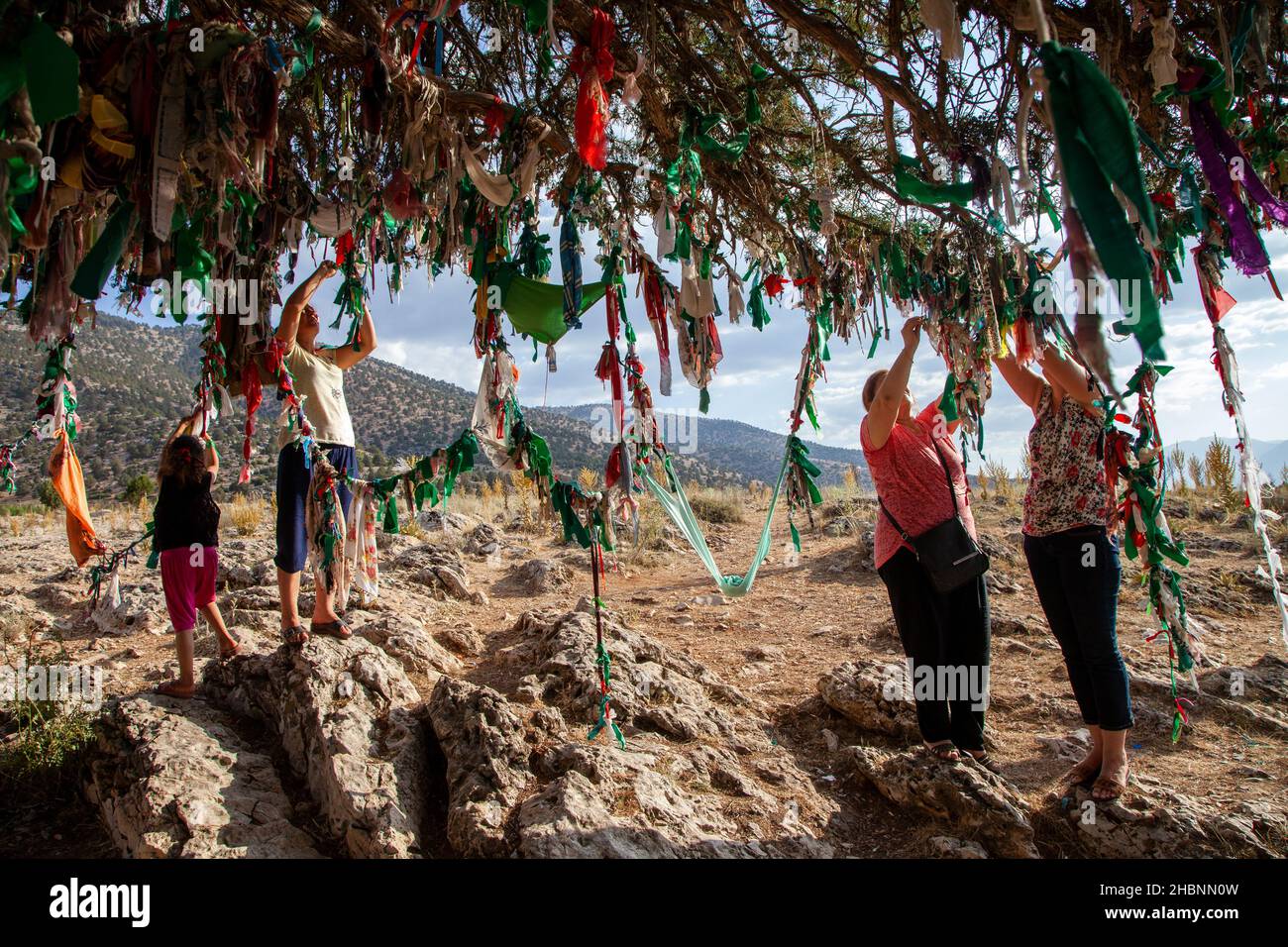 Elmali,Antalya,Turkey - 06-23-2016:A multicolored traditional wish tree in the village of Tekke Stockfoto