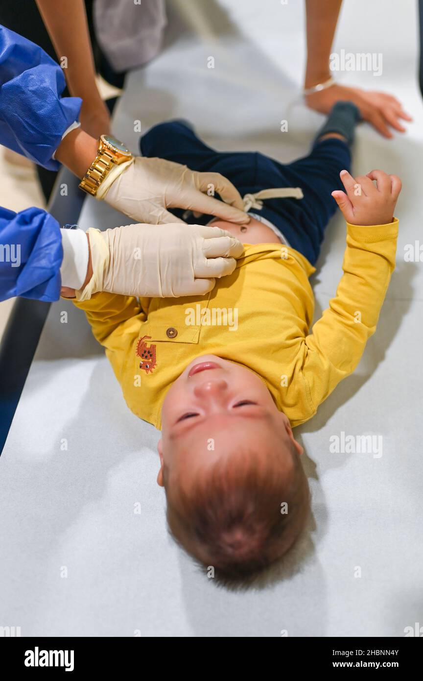 5 Monate alter Junge mit gemischter Rasse in der Arztpraxis für eine Routineuntersuchung und eine körperliche Untersuchung, um den Fortschritt im Krankenhaus zu verfolgen Stockfoto