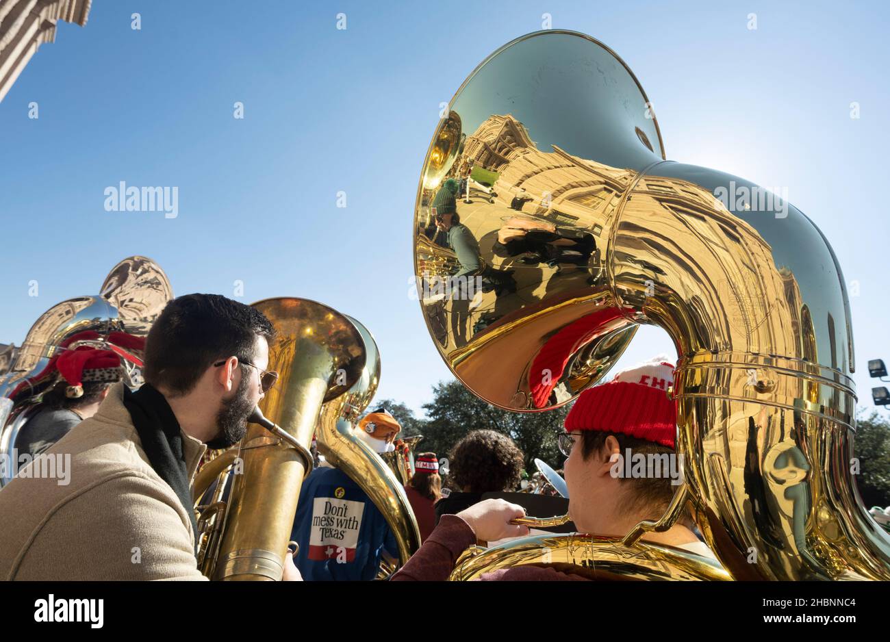 Musiker jeden Alters treffen sich im Texas Capitol und spielen Weihnachtslieblinge bei einem traditionellen Tuba-Weihnachtskonzert. Die landesweite TUBACHRSTMAS startete 1974 im Rockefeller Center in New York City. Kredit: Bob Daemmrich/Alamy Live Nachrichten Stockfoto