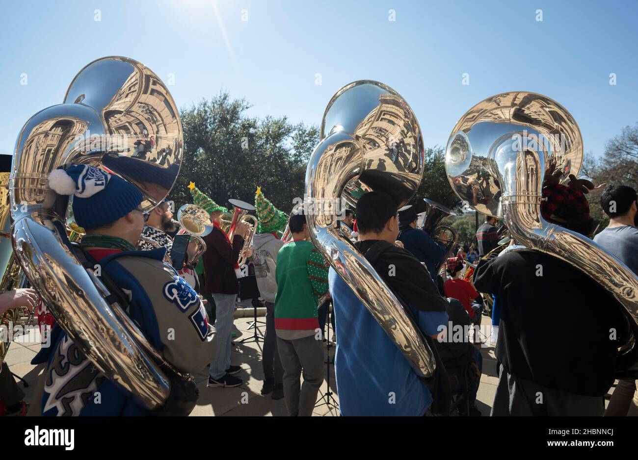 Musiker jeden Alters treffen sich im Texas Capitol und spielen Weihnachtslieblinge bei einem traditionellen Tuba-Weihnachtskonzert. Die landesweite TUBACHRSTMAS startete 1974 im Rockefeller Center in New York City. Kredit: Bob Daemmrich/Alamy Live Nachrichten Stockfoto