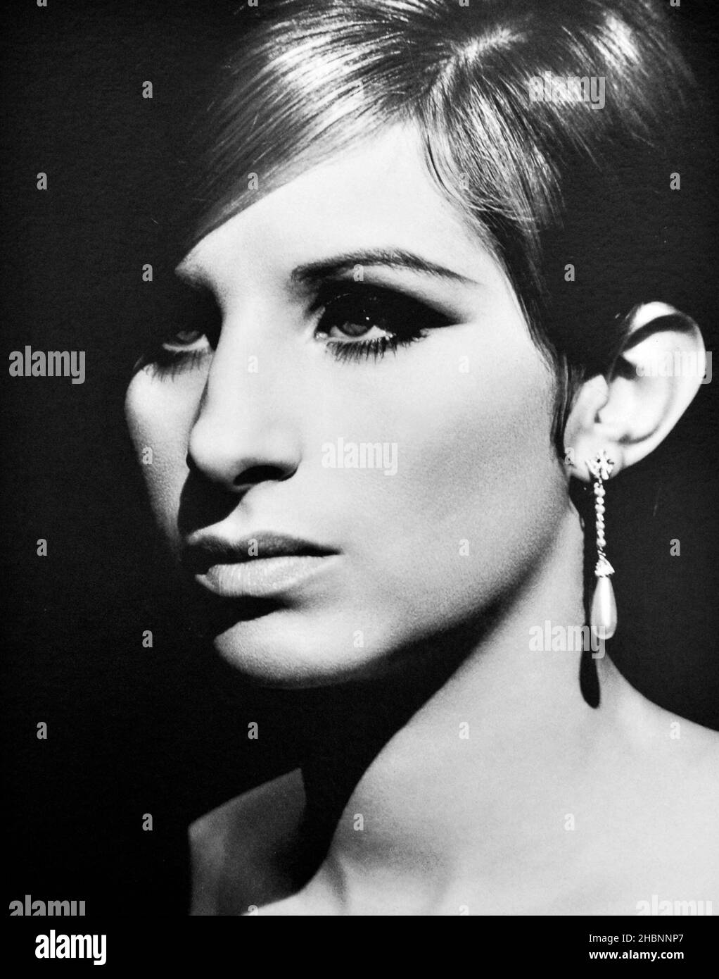 Schwarz-Weiß-Porträt von Barbra Streisand im Academy Museum of Motion Pictrres, Los Angeles, Kalifornien, Stockfoto