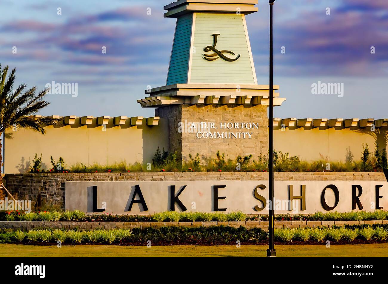 Ein Ziegelschild kennzeichnet den Eingang von Lakeshore Villages am 13. Dezember 2021 in Slidell, Louisiana. Stockfoto