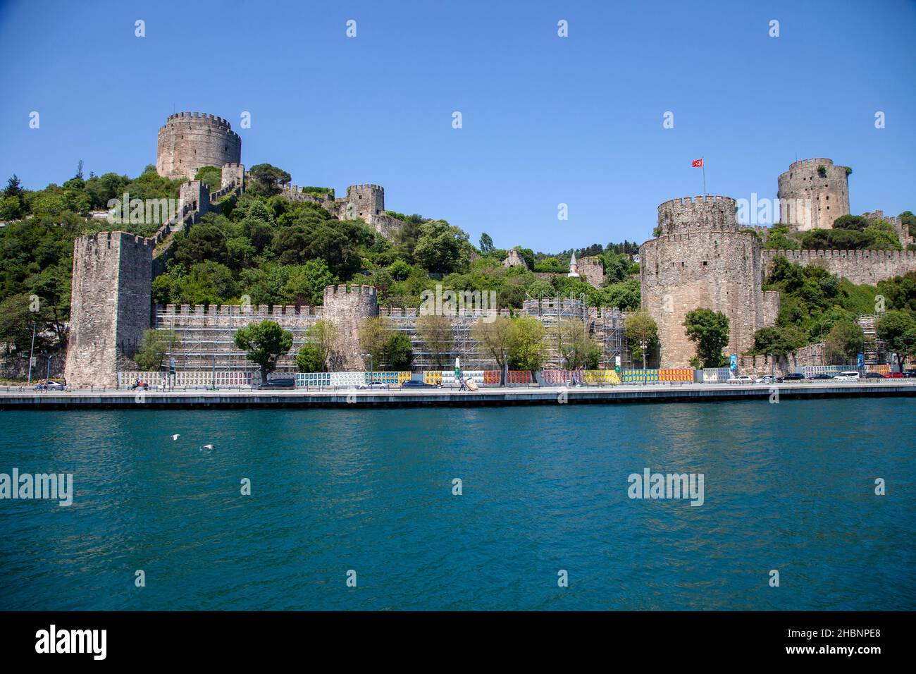 Istanbul, Türkei - 06-10-2021:Historisches Schloss Rumeli und Bosporus Blick Stockfoto