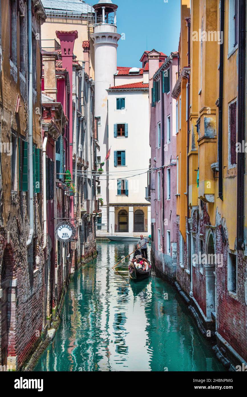 Spiegelung der venezianischen Fassaden und einer Gondel auf einem Kanal gleich neben dem Grand Canal. Lage, Venedig, Italien, Europa. Stockfoto