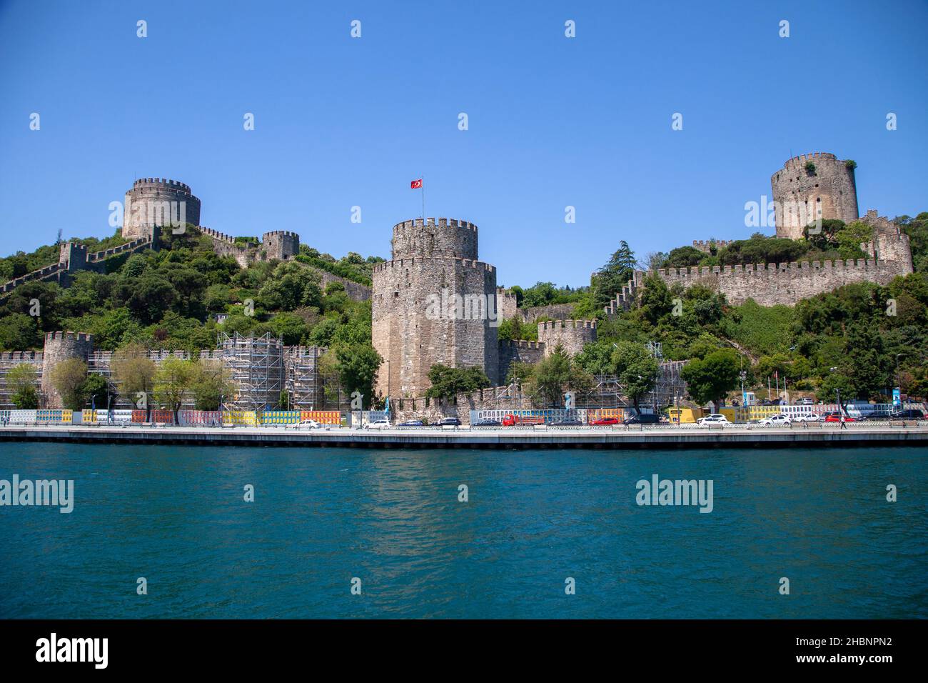 Istanbul, Türkei - 06-10-2021:Historisches Schloss Rumeli und Bosporus Blick Stockfoto