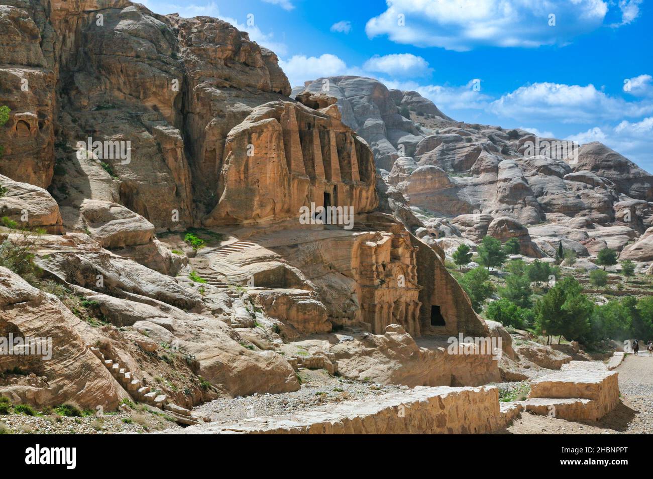 Petra, die großartige antike Stadt, die sich halb in der windgepeitschten Landschaft des südlichen Jordans versteckt, ist eine der berühmtesten Touristenattraktionen der Welt. Stockfoto